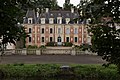 Château des Forges de Lanouée y compris logis, bâtiments encadrant la cour dits « L'Ambulance » et « La Petite maison » maison du contremaître, chapelle, maisons de la cité ouvrière, usine hydroélectrique, maison du gardien corps de ferme (maison d'habitation, chenil et bâtiments d'exploitation), jardins réguliers, bassin et nymphée