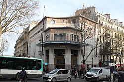 Façade du Louxor à Paris.