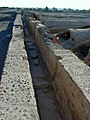 Vue sur une canalisation de répartition de l'eau de l'aqueduc vers les citernes.