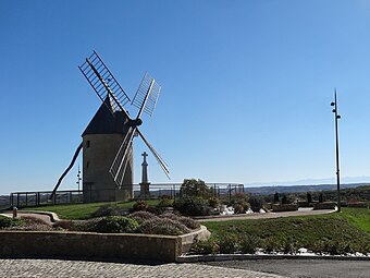 Le moulin et la croix adjacente vus depuis la rue principale.