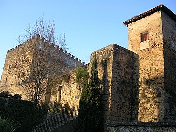 Tours des remparts près du donjon Lacataye.