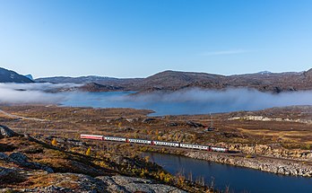 Passage d'un train de l'Ofotbanen près de Riksgränsen, au nord de la Laponie suédoise, à proximité de la frontière norvégienne. (définition réelle 6 520 × 4 025)