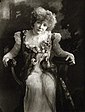 Sarah Bernhardt assise.