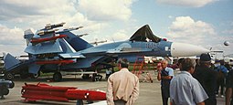 Su-33 sivulta. Siivet nostettu ylös.