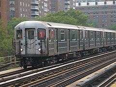 El tren del Servicio 1 llegando a la estación de la Calle 125.