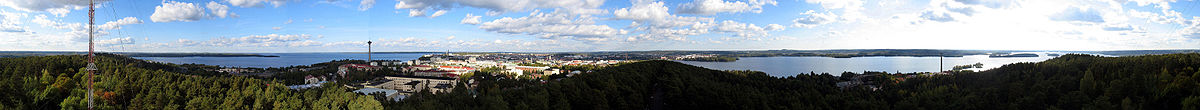 Vue panoramique prise de la tour de Pyynikki. De gauche à droie: Näsijärvi, Näsinneula, centre de Tampere, Lac Pyhäjärvi.