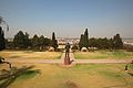 La statue à son ancien emplacement face aux jardins