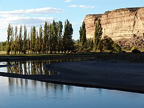 El río Chubut encajonado entre paredes rocosas en forma de altares, en Los Altares, cerca de Paso de Indios.