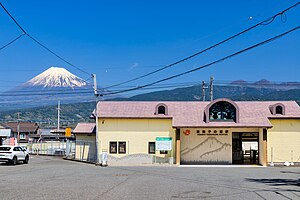 站房與遠方的富士山（2023年4月）