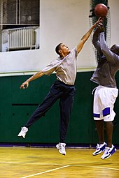 Barack Obama jouant au basket-ball.