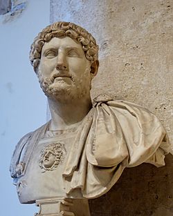 פסל ראש וחזה של הקיסר אדריאנוס, שיש לבן, מוצג כיום במוזיאונים הקפיטוליניים, רומא, איטליה