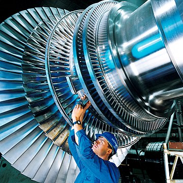 Trabalhador instalando uma das lâminas do rotor de uma turbina a vapor em uma fábrica da Siemens na Alemanha. (definição 2 126 × 2 126)