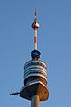 Donauturm: Aussichtsplattform, Restaurant, Werbe-Logos und Spitze mit Antennen  Qualitätsbild