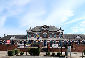 L'école communale (cour des Grands) et le poste de police.