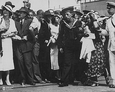 Una multitud agitada durante el entierro de Carlos Gardel en el Cementerio de la Chacarita. Buenos Aires, 1936.