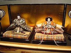 Muñecas japonesas del festival Hinamatsuri en exhibición temporal en el Museo Nacional.