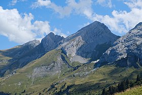 De gauche à droite, la tête de la Forclaz, les pointes Longues et la pointe de Bella Cha vues depuis le sud-ouest.