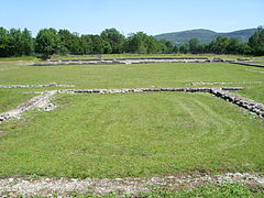 El templo de Hércules (primer plano), el foro y el mercado (al fondo).