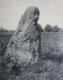 Photographie représentant le menhir du Vieux-Poitiers. Prise de cliché réalisé par le photographe Jules Robuchon vers la fin du dix-neuvième et début du vingtième siècle.