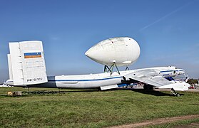 bombardier soviétique portant un réservoir de fusée, de forme ovale, sur le dos.