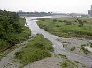 相模川（奥）・小鮎川（右側の土手の間）との合流地点