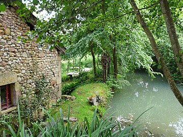 Bief sur la Nauze, alimentant en eau l'ancienne filature.