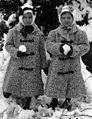 Deux enfants tenant chacun une boule de neige dans le Nebraska en 1910.