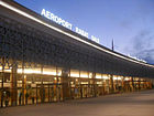 L'aéroport la nuit.