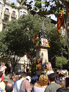 Offrande florale au monument à Rafael Casanova.