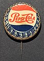 Tunnus vuosilta 1906–1962 silloisessa Pepsi korkissa. Tunnuksesta on useita versioita ja tämä on niistä jälkimmäinen.