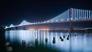 Vue nocturne du pont.