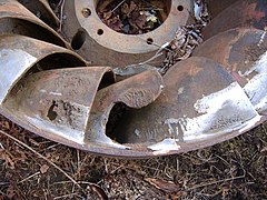 Turbine Francis aux aubes érodées par la cavitation, après de précédentes réparations par apport et soudage d'acier inoxydable.