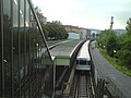 Station Friedensbrücke. Im Hintergrund das Fernheizwerk Spittelau