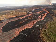 7月2日 Fissure 8からの溶岩流。奥が火口側。