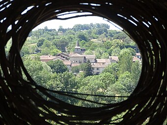 Le village vu à travers « l'œil » de l’œuvre « Yané ».