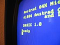 1980年代の安価な家庭用パーソナルコンピュータAmstrad CPCのカラーモニターの拡大写真。文字が滲んでいる。