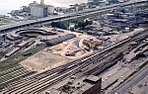 John Street Roundhouse till vänster 1973 vid bygget av CN Tower.