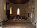 L'intérieur de la chapelle et, à droite, l'enfeu du baron d'Andoins.