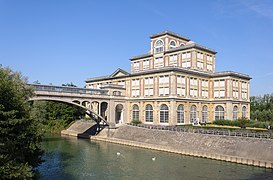 La nouvelle chocolaterie Menier (1906), dite la « cathédrale », reliée aux autres ateliers du site par le pont Hardi, à Noisiel (Seine-et-Marne).