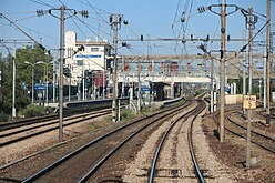 Vue générale de la gare, à gauche les voies du RER B, à droite les voies directes.