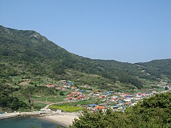 A town in Heuksando, one of the islands in Sinan county.