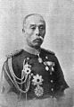 陸軍中将（袖章が亀甲模様に細線6条）。黒田久孝