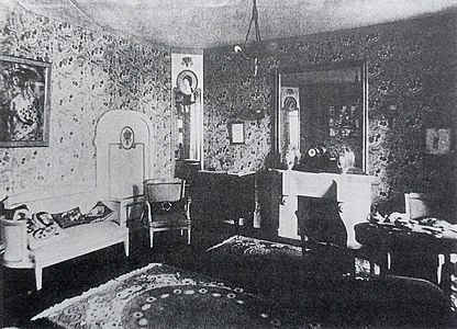 Le Salon Bourgeois, designed by André Mare inside La Maison Cubiste, in the decorative arts section of the 1912 Salon d'Automne. Metzinger's Femme à l'Éventail can be seen hanging on the left wall.