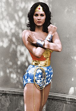 Lynda Carter dans la série télévisée The New Adventures of Wonder Woman.