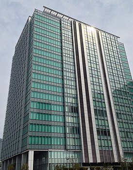 Здание штаб-квартиры Yokohama Blue Avenue Building в Минато-Мирай 21 в городе Иокогама