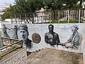 Art de rue à Ulcinj qui représente des scènes locales, notamment le photographe afro-albanais Rizo Šurla et le pêcheur Hari (dernier à droite).