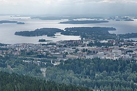 Le centre de Kuopio et le Kallavesi vus de la tour de Puijo.