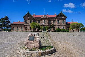 La estación tras una restauración y con una placa conmemorando su centenario.