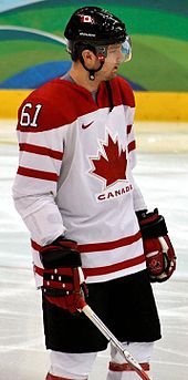 Photographie de Nash avec le maillot de l'équipe du Canada.