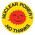 スマイリングサン(en:Smiling Sun)。デンマークの反核運動から生まれた反核運動のアイコン[27]。外側の文言は、使用される国の母語で“原子力？　要りません（日本では「おことわり」）！”と書かれる。